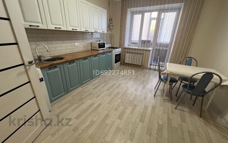 1-комнатная квартира, 47 м², 2/5 этаж помесячно, мкр. Алтын орда, Алтын орда 11Д за 160 000 〒 в Актобе, мкр. Алтын орда — фото 8