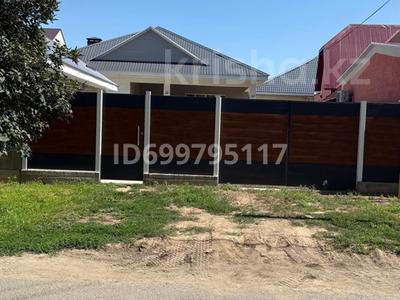Отдельный дом · 5 комнат · 131 м² · 5.6 сот., Аманжолова 82 — Центр за 87 млн 〒 в Уральске
