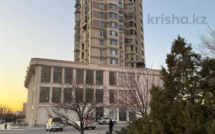 Свободное назначение, офисы, магазины и бутики, общепит, салоны красоты, медцентры и аптеки, образование, развлечения, конференц-залы, кабинеты и рабочие места · 440 м² за 308 млн 〒 в Актау, 14-й мкр — фото 2