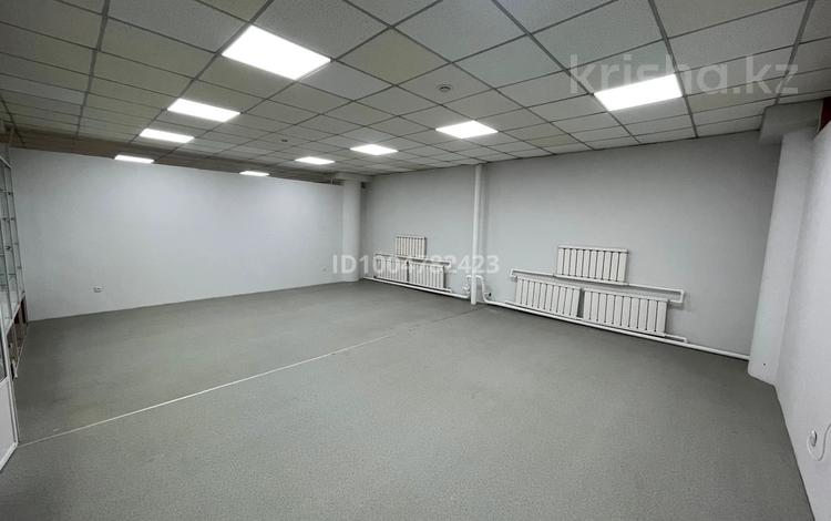 Офисы, магазины и бутики, кабинеты и рабочие места · 53 м² за 159 000 ₸ в Караганде, Казыбек би р-н — фото 2