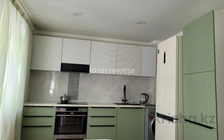 3-комнатная квартира · 61 м² · 2/5 этаж, мкр Михайловка 67 за 290 000 〒 в Караганде, Казыбек би р-н — фото 2