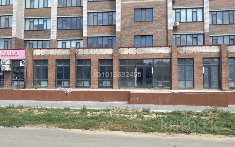 Свободное назначение, офисы, магазины и бутики, салоны красоты, медцентры и аптеки, образование, кабинеты и рабочие места · 210 м² за 750 000 ₸ в Актобе, мкр. Алтын орда — фото 2