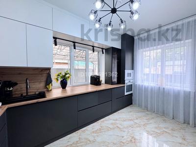 Отдельный дом · 6 комнат · 180 м² · 5 сот., мкр Достык — Маргулана - Момышулы за 165 млн 〒 в Алматы, Ауэзовский р-н