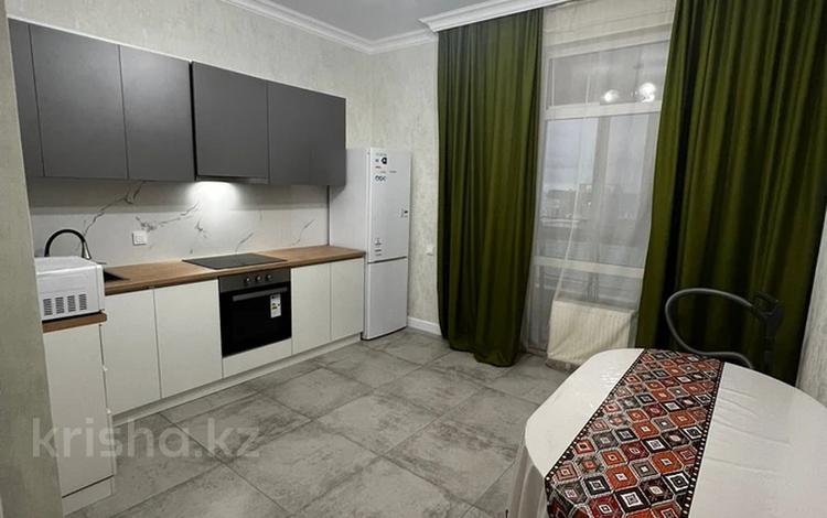 1-комнатная квартира, 43 м², 14/14 этаж помесячно, Кабанбай батыра 56а за 200 000 〒 в Астане, Есильский р-н — фото 2