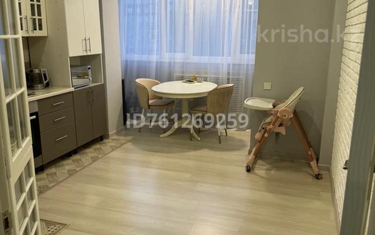 2-бөлмелі пәтер · 70 м² · 4/9 қабат, 10 мкр 21, бағасы: 250 000 ₸ в Аксае — фото 2