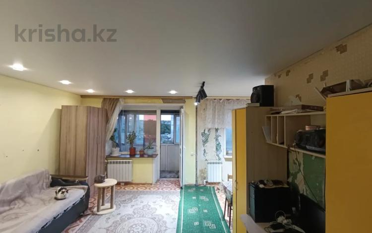 2-комнатная квартира · 46 м² · 5/5 этаж, Майкудук, 15й микрорайон 6 за 7.5 млн ₸ в Караганде, Алихана Бокейханова р-н — фото 2