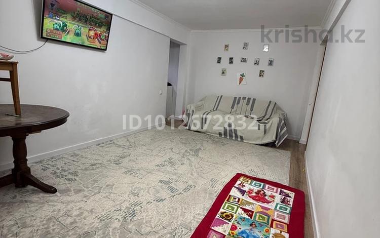 3-бөлмелі пәтер · 54 м² · 1/5 қабат, Ауэзова 52Б — Сауран, ДостарМед, Ретина, бағасы: 180 000 ₸ в Атырау, мкр Жилгородок — фото 2