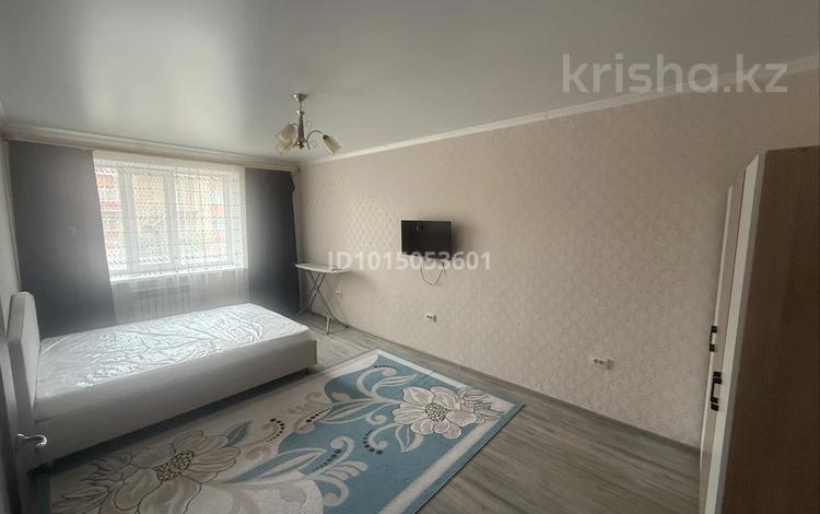 1-комнатная квартира · 42 м² · 1/5 этаж, мкр. Алтын орда 338 — Мустафа Шокая за 150 000 ₸ в Актобе — фото 2