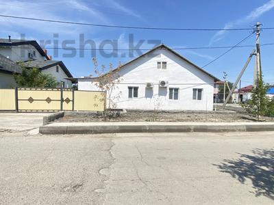 Отдельный дом · 4 комнаты · 144 м² · 5 сот., мкр Центральный, Сырым Каженбаева 8 — Возле остановка Чехова Идеал есть рядом гостиница Шагала есть за 40 млн ₸ в Атырау