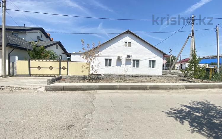 Отдельный дом · 4 комнаты · 144 м² · 5 сот., мкр Центральный, Сырым Каженбаева 8 — Возле остановка Чехова Идеал есть рядом гостиница Шагала есть за 40 млн ₸ в Атырау — фото 2