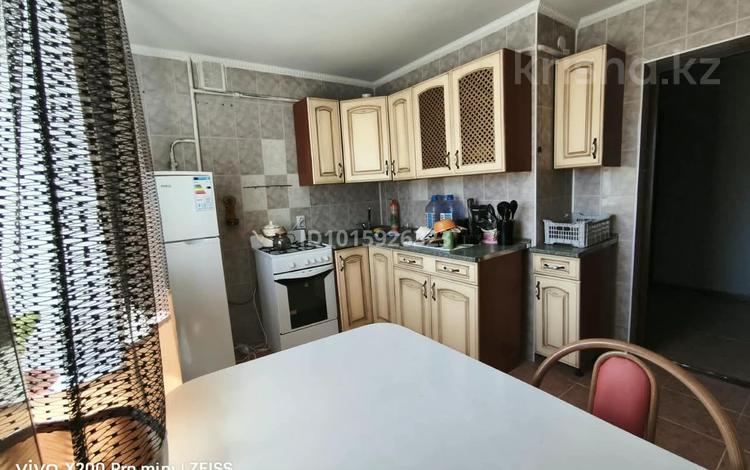 2-комнатная квартира · 54 м² · 2/6 этаж, мкр 12 65 за 160 000 ₸ в Актобе — фото 2