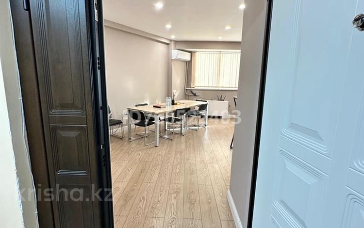 Свободное назначение, офисы, магазины и бутики, салоны красоты, образование, кабинеты и рабочие места, студии · 70 м² за 800 000 〒 в Алматы, Бостандыкский р-н — фото 2