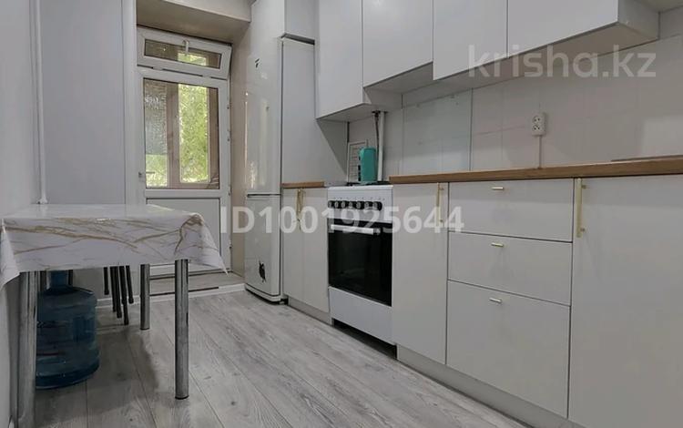 2-бөлмелі пәтер · 45 м² · 3/5 қабат, Железнодорожная, бағасы: 11 млн ₸ в Аксае — фото 15
