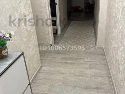 3-комнатная квартира · 63 м² · 1/5 этаж, Мкр Сатпаева 13 — Стомотология 32+ за 15.5 млн 〒 в Балхаше