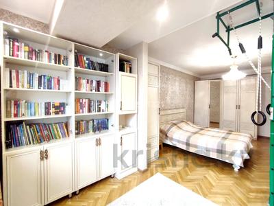 4-бөлмелі пәтер · 130 м² · 4/5 қабат, Уалиханова 117, бағасы: 700 000 〒 в Алматы, Медеуский р-н
