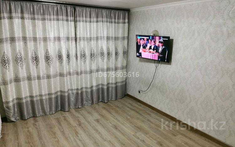 1-комнатная квартира, 35 м², 3/9 этаж посуточно, Валиханова — Мангелик за 100 000 〒 в Семее — фото 2