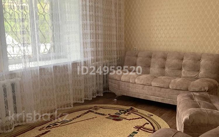 2-комнатная квартира, 50 м² помесячно, Касыма Аманжолова 3 за 140 000 〒 в Караганде — фото 8