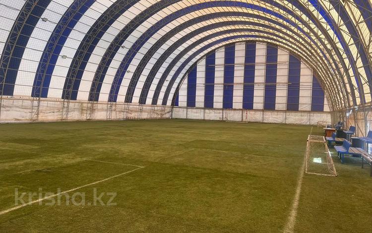 Футбольное крутое поле , с душевыми , открытым полем · 250 м² за 250 млн ₸ в Талдыкоргане, мкр военный городок Жулдыз — фото 2