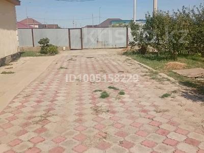 Отдельный дом · 5 комнат · 200 м² · 10 сот., мкр Оркен, Меңдекеш Сатыбалдиев 116 — Главная улица между Өркен и Сарыкамыс за 40 млн ₸ в Атырау