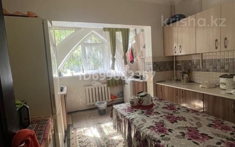 3-комнатная квартира · 80 м² · 1/9 этаж · помесячно, мкр Аксай-1 3 за 460 000 〒 в Алматы, Ауэзовский р-н — фото 2