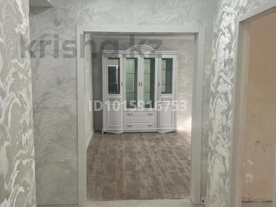 3-бөлмелі пәтер · 70 м² · 2/5 қабат, Аманжолова 111 — Сзади остановки «Революция», бағасы: 200 000 ₸ в Уральске, мкр Школьник