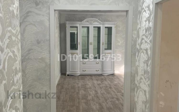 3-бөлмелі пәтер · 70 м² · 2/5 қабат, Аманжолова 111 — Сзади остановки «Революция», бағасы: 200 000 ₸ в Уральске, мкр Школьник — фото 2