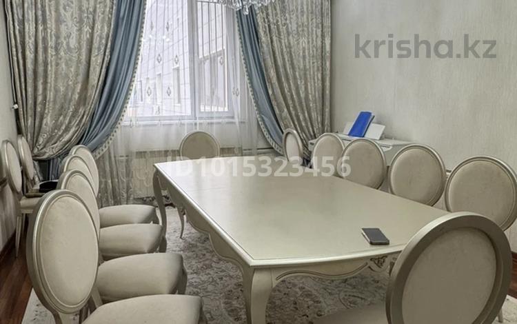 5-комнатная квартира · 200 м² · 12/12 этаж, Ракымжан Кошкарбаев 28 — Аманжолова за 92.5 млн ₸ в Астане, Сарайшык р-н — фото 2