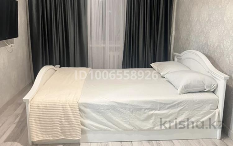 1-комнатная квартира · 30 м² · 2/5 этаж, мкр Центральный, Азаттык 46а за 12 000 ₸ в Атырау — фото 2