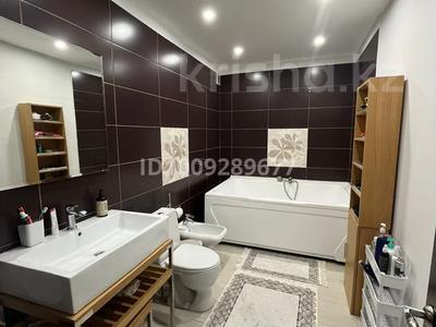 5-комнатная квартира · 182 м² · 3 этаж, Кульманова 1 за 85 млн 〒 в Атырау