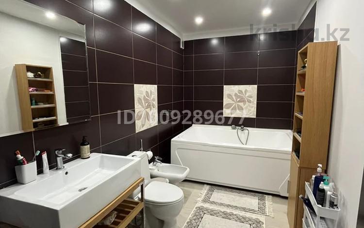 5-комнатная квартира · 182 м² · 3 этаж, Кульманова 1 за 85 млн 〒 в Атырау — фото 2