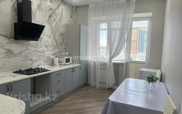 1-комнатная квартира · 55 м² · 6/10 этаж, мкр. Алтын орда, Алия молдогулова 66 — 1001 ночь за 14 000 ₸ в Актобе — фото 2