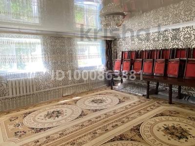 Продажа домов и дачи в Атырауской обл.: Часть дома · 5 комнат · 200 м² · 10 сот., мкр Аксай, Уалиева 90/2 за 17 млн 〒 Часть дома · 5 комнат · 200 м² · 10 сот., мкр Аксай, Уалиева 90/2 за 17 млн 〒 в Атырау