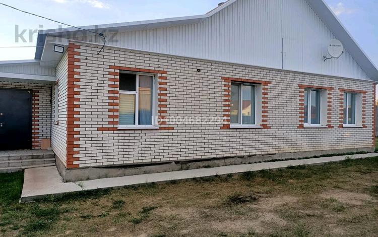 Отдельный дом · 4 комнаты · 124 м² · 10 сот., 12 микрорайон 101 дом — Находится возле остановки айка за 25 млн 〒 в Аксае — фото 9