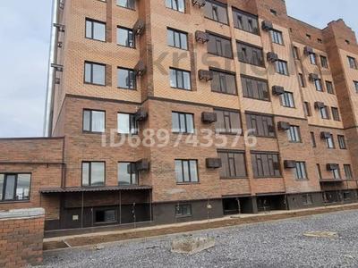 1-бөлмелі пәтер, 45 м², 5/5 қабат, мкр. Алтын орда, Микрорайон Батыс-2 24а — Кафе Гараж, пересечение пр Тауелсиздик и Г. Жубанова, бағасы: 12.6 млн 〒 в Актобе, мкр. Алтын орда