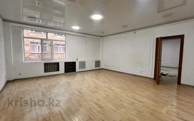 Свободное назначение, офисы, кабинеты и рабочие места · 63.1 м² за 189 300 ₸ в Караганде, Казыбек би р-н — фото 2
