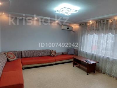 3-бөлмелі пәтер · 64 м² · 2/6 қабат, Майкудук, Мкр Голубые пруды 17, бағасы: 23 млн ₸ в Караганде, Алихана Бокейханова р-н