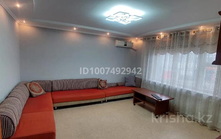3-комнатная квартира · 64 м² · 2/6 этаж, Майкудук, Мкр Голубые пруды 17 за 23 млн ₸ в Караганде, Алихана Бокейханова р-н — фото 2
