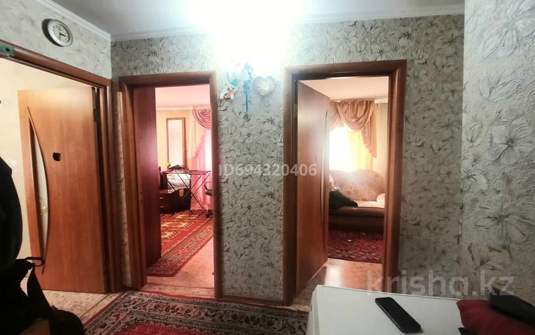 3-комнатная квартира · 62 м² · 1/5 этаж, Майкудук, 19й микрорайон 51 за 16 млн ₸ в Караганде, Алихана Бокейханова р-н — фото 2