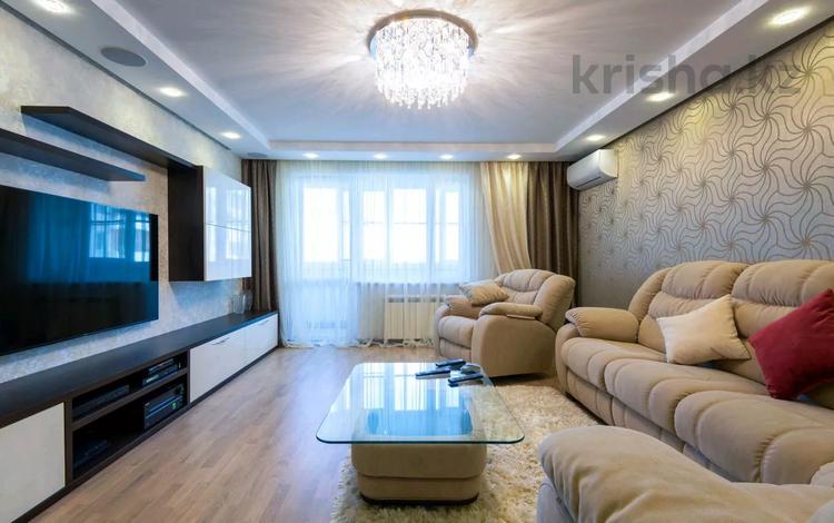 4-комнатная квартира, 75 м², 3 этаж посуточно, проспект Евразия 62 за 15 000 〒 в Уральске — фото 2