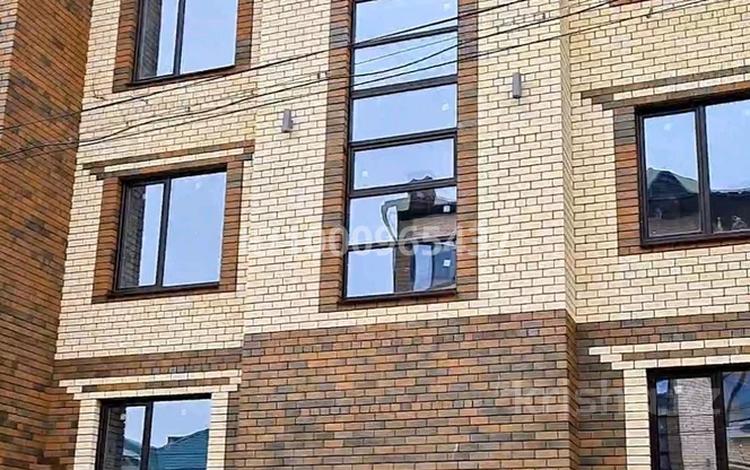 Свободное назначение, офисы, магазины и бутики, общепит, салоны красоты, медцентры и аптеки, образование, развлечения, кабинеты и рабочие места, студии · 245 м² за 489 000 〒 в Уральске — фото 2