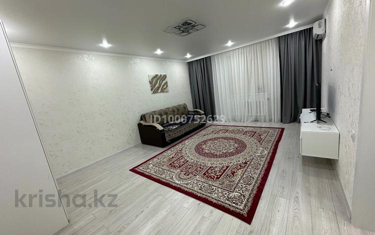 1-комнатная квартира · 52 м² · 4/5 этаж · помесячно, 10 микрорайон 28 за 160 000 〒 в Аксае — фото 2