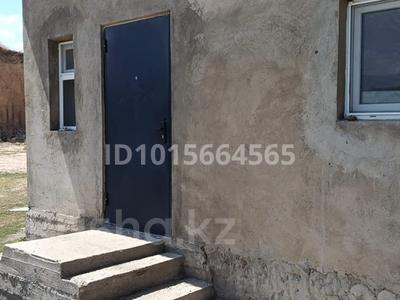 Отдельный дом · 4 комнаты · 100 м² · 15 сот., Қожабек 115А — Көшенің бойында, Бүргілік демалыс жол бойында, бизнес бастау, магазин ашуға керемет орналасу, 380бат тоқ кіргізілген, үйде су, газ құбырлары жүргізілген. терезе, есік жаңадан ауыстырылған, үй төбесіде (шипыр) жаңажан қойылған. за 15 млн ₸ в Коксаеке