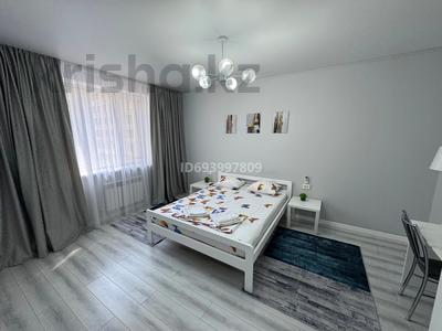 1-комнатная квартира · 47 м² · 2/9 этаж, мкр Центральный, Абая 26/1 — Мкр.Центральный, ул. Ш. Валиханова, ул. С. Датова, ул. Г. Канцева, ул. М. Утемисова, пр. Азаттык за 17 000 〒 в Атырау