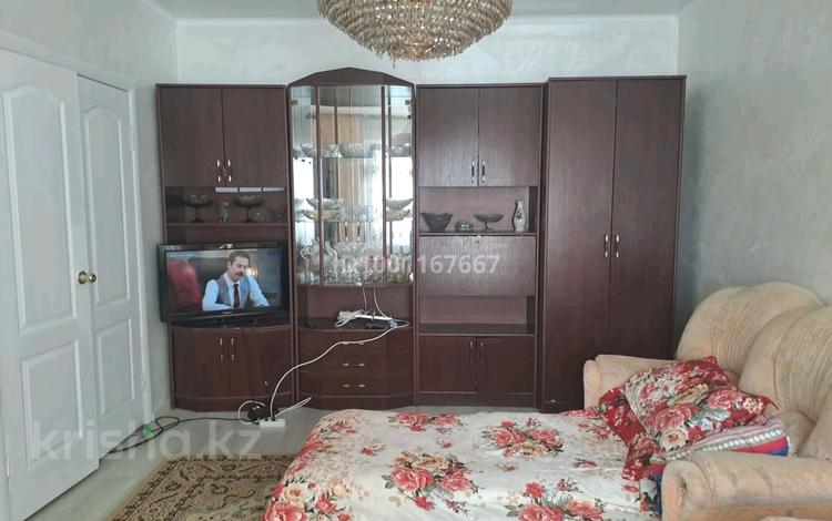 1-комнатная квартира · 38 м² · 2/5 этаж, мкр Береке за 130 000 ₸ в Атырау — фото 2