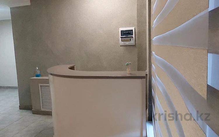 Офисы, магазины и бутики, общепит, салоны красоты, медцентры и аптеки, образование · 96.6 м² за 55 млн 〒 в Уральске, мкр Строитель — фото 30