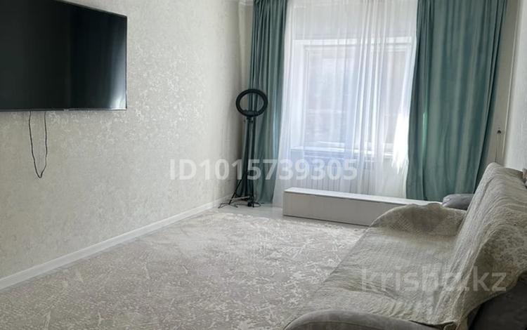 2-бөлмелі пәтер · 80 м² · 2/8 қабат, 4 мкр 33, бағасы: 200 000 ₸ в Уральске — фото 2