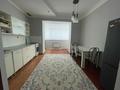 2-бөлмелі пәтер · 105 м² · 3/5 қабат, Алтын орда ш/а. 36б, бағасы: 180 000 ₸ в Актобе, мкр. Алтын орда