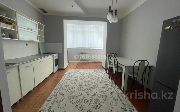 2-бөлмелі пәтер · 105 м² · 3/5 қабат, Алтын орда ш/а. 36б, бағасы: 180 000 ₸ в Актобе, мкр. Алтын орда — фото 2