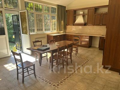 5-бөлмелі пәтер · 350 м², Самал-3 24/1 — Аль фараби, бағасы: 2.5 млн ₸ в Алматы, Медеуский р-н