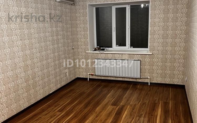 2-бөлмелі пәтер · 56.9 м² · 1/9 қабат, Мкр. имени Есет батыра 11, бағасы: 15.5 млн ₸ в Актобе, мкр Акжар — фото 2